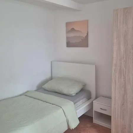 Kleines Haeuschen Fuer Monteure 2 Zimmer Mit 3 Betten Wlan Und Tv Durchreisende Bitte Auf Anfrage Minden (North Rhine-Westphalia)