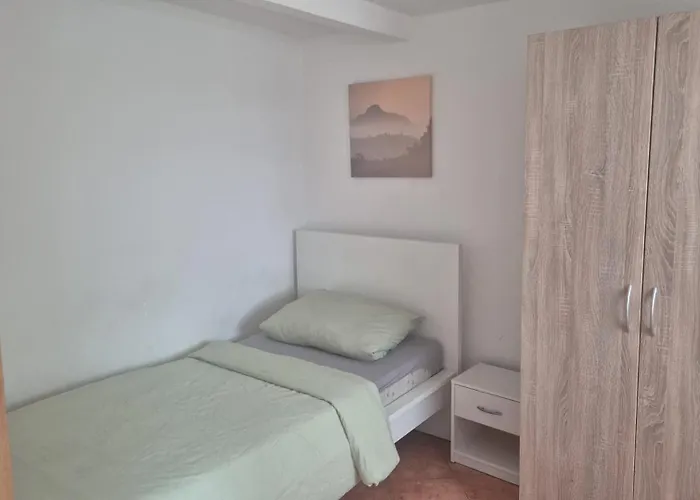 Kleines Haeuschen Fuer Monteure 2 Zimmer Mit 3 Betten Wlan Und Tv Durchreisende Bitte Auf Anfrage Minden (North Rhine-Westphalia)